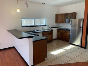 14 W 5th St, Unit Unit 2 in Duluth, MN - Building Photo - Building Photo