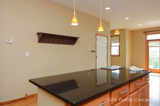 1954 W Diversey Pkwy-Unit -Unit 3W in Chicago, IL - Building Photo - Building Photo