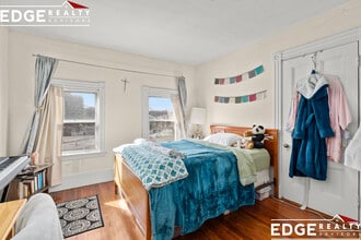 18 Maple St, Unit 1 in Watertown, MA - Foto de edificio - Building Photo