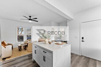 832 Desty St in San Diego, CA - Foto de edificio - Building Photo