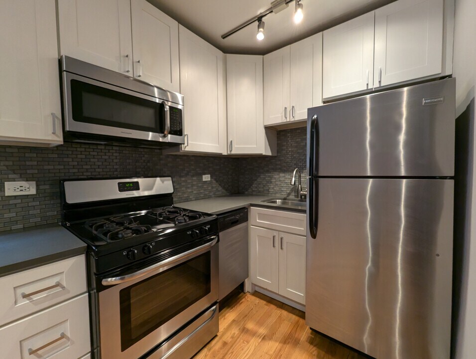 2424 N Kedzie Blvd, Unit 2420-303 in Chicago, IL - Foto de edificio