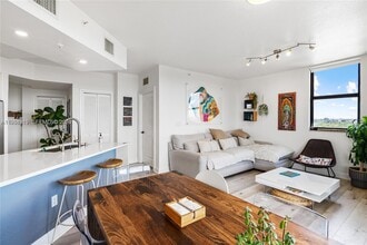 2301 SW 27th Ave, Unit 1203 in Miami, FL - Foto de edificio - Building Photo