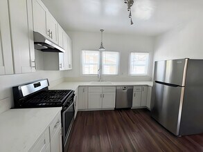 25 Falcon Ave, Unit B in Long Beach, CA - Building Photo - Building Photo