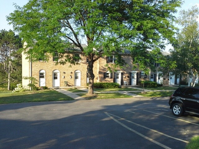 Northwood Townhouses in Geneva, NY - Building Photo