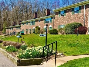 6910 Carriage Hill Dr in Brecksville, OH - Building Photo - Building Photo