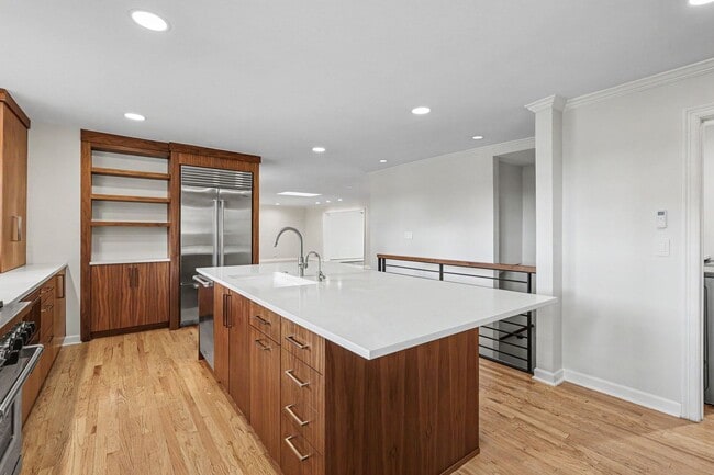 property at 905 S Harrison St