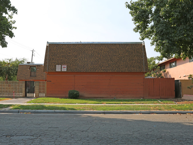3396 E Sierra Madre Ave in Fresno, CA - Foto de edificio - Building Photo