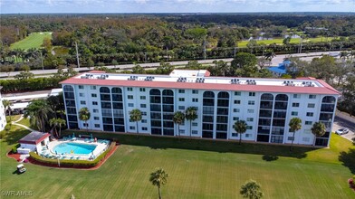 37 High Point Cir E in Naples, FL - Foto de edificio - Building Photo