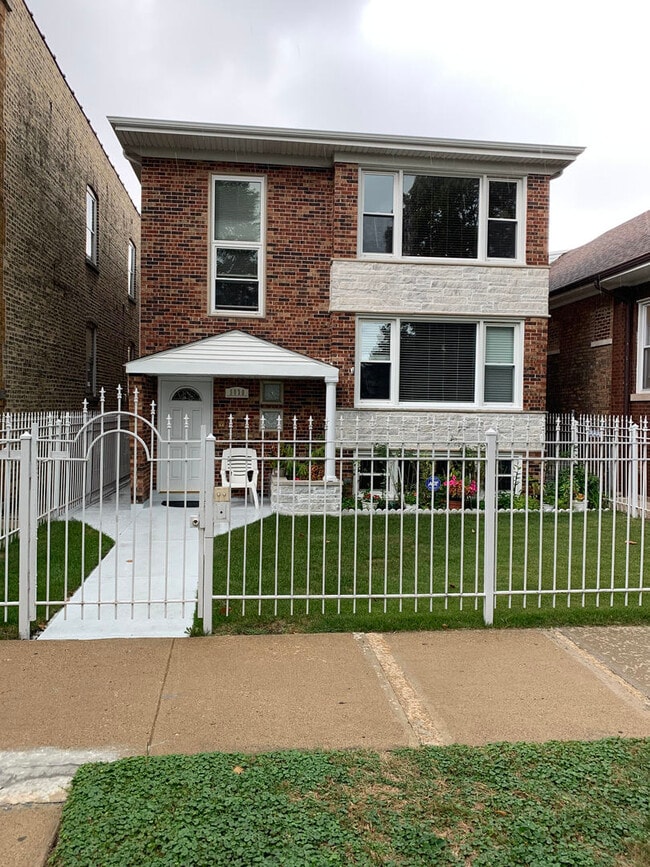 property at 5830 N Rockwell St