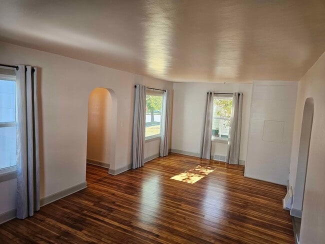 1206 Pershing St in Eau Claire, WI - Foto de edificio - Building Photo