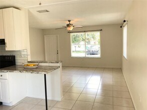 10525 SW 77th Ct in Miami, FL - Building Photo - Building Photo