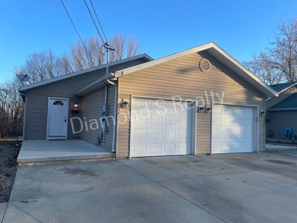 2409 W High St in Springfield, MO - Building Photo