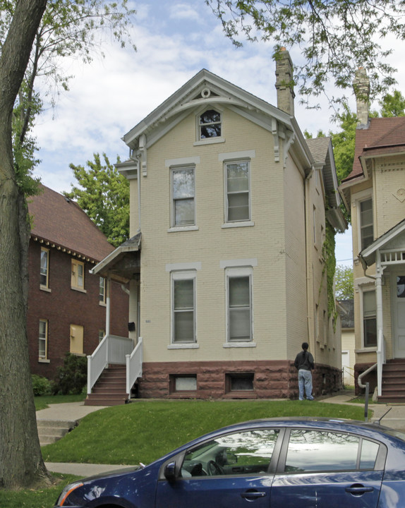 1665 N Humboldt Ave in Milwaukee, WI - Foto de edificio