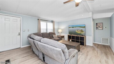 101 Sugarloaf Ln in Naples, FL - Foto de edificio - Building Photo