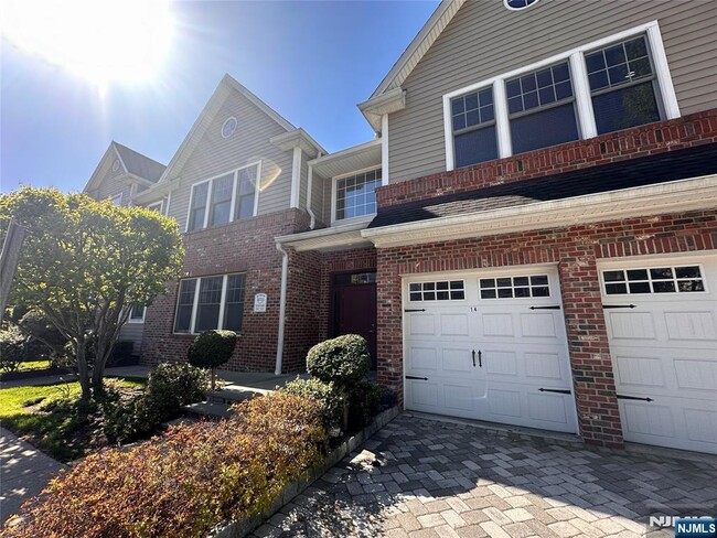 6 Hemlock Lane in Tenafly, NJ - Building Photo - Building Photo