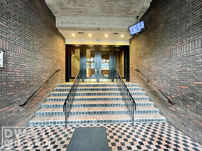 17 N Loomis St, Unit 2H in Chicago, IL - Foto de edificio - Building Photo