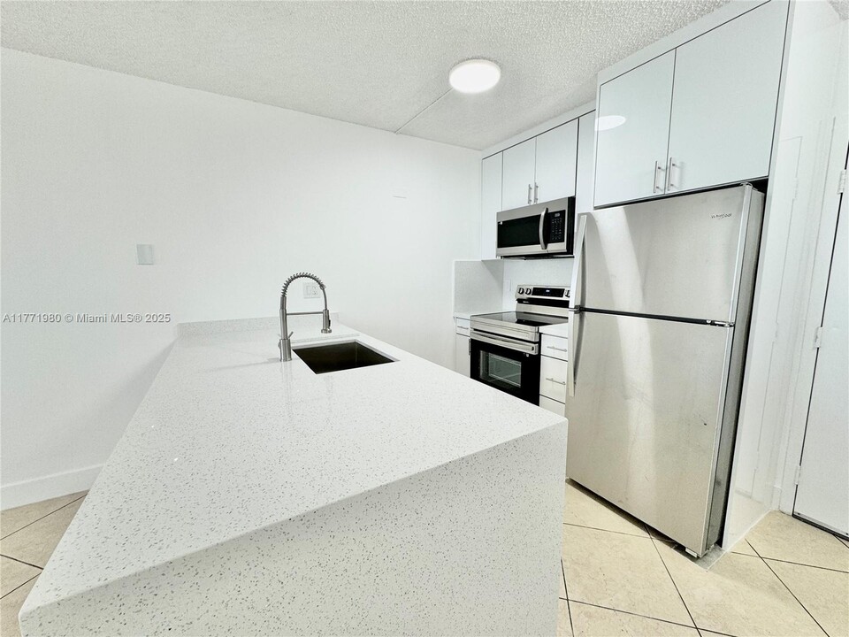 2401 Riverside Dr in Coral Springs, FL - Building Photo