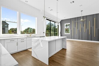 9855 Mocking Bird Hill Ln in Houston, TX - Building Photo - Building Photo