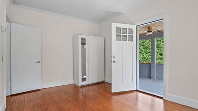 75 W Parish Rd in Westport, CT - Building Photo - Building Photo