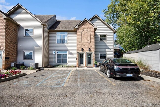 40 Park Island Dr in Lake Orion, MI - Foto de edificio - Building Photo