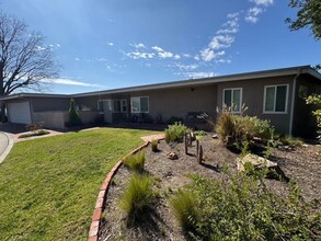 714 Oceanview Dr in Fullerton, CA - Foto de edificio - Building Photo