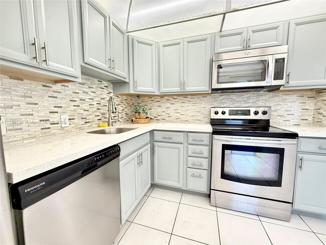 3301 N Country Club Dr in Miami, FL - Building Photo - Building Photo