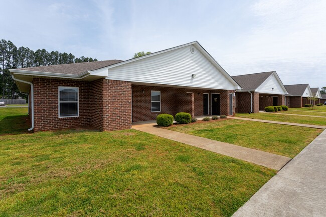 The Oakley at Spring Creek in Tuscumbia, AL - Building Photo - Building Photo