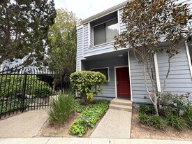 635 Arneill Rd in Camarillo, CA - Building Photo