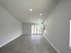 1095 NW 19th Terrace in Delray Beach, FL - Building Photo - Building Photo