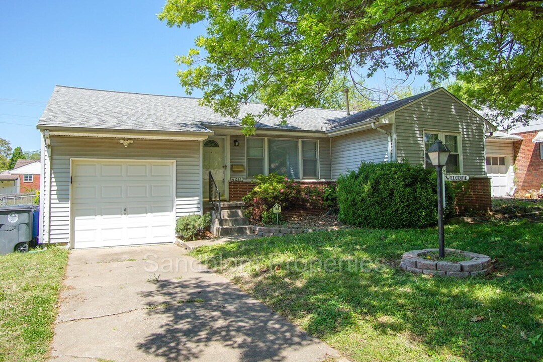 4211 E 24th St in Tulsa, OK - Foto de edificio