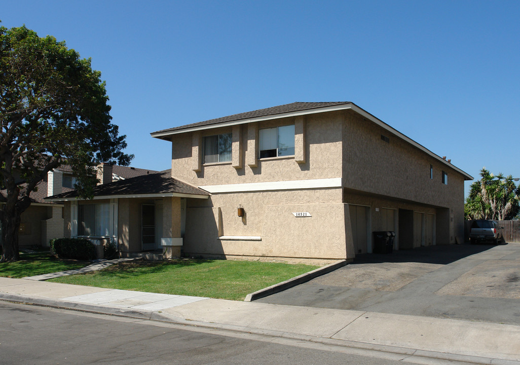 16521 Regina Cir in Huntington Beach, CA - Building Photo