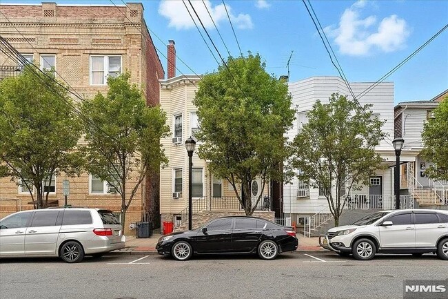 2105 New York Ave, Unit Basement in Union City, NJ - Building Photo - Building Photo