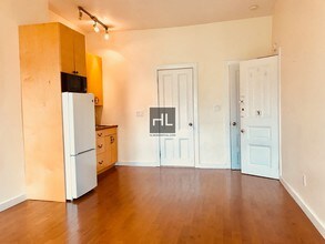 140 W 75th St-Unit -17A in New York, NY - Building Photo - Building Photo