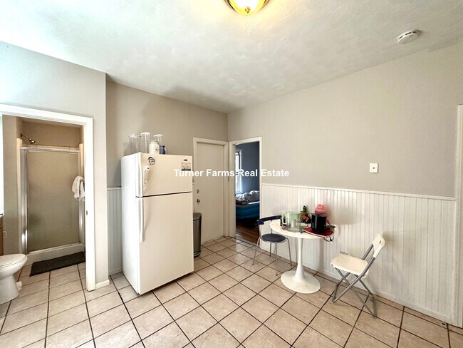 153 E Cottage St, Unit 1 in Boston, MA - Foto de edificio - Building Photo