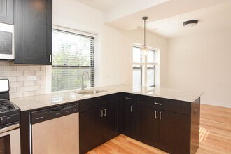 2210 W Eastwood Ave in Chicago, IL - Building Photo - Building Photo