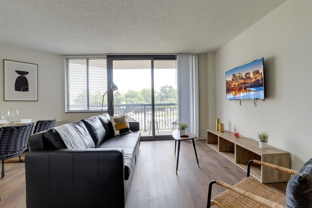 801 15th St S in Arlington, VA - Building Photo