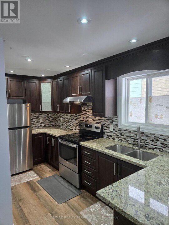 59 Reigate Ave in Brampton, ON - Building Photo