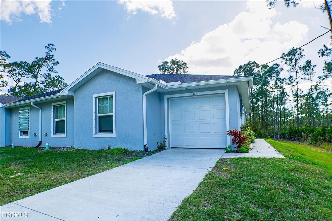 343 Reeves St in Lehigh Acres, FL - Foto de edificio