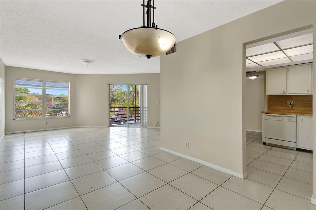 3100 Riverside Dr in Coral Springs, FL - Foto de edificio