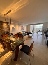 2181 NE 167th St in North Miami Beach, FL - Foto de edificio - Building Photo