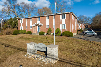 Southington Manor in Southington, CT - Foto de edificio - Building Photo