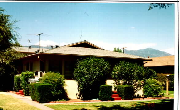 851 W Huntington Dr in Arcadia, CA - Building Photo