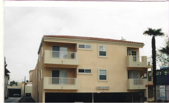 Dickens Courtyard  Three in Van Nuys, CA - Building Photo - Building Photo