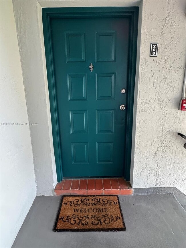 7100 NW 179th St in Hialeah, FL - Foto de edificio - Building Photo