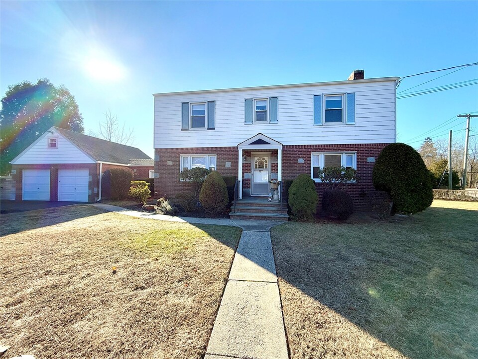 1 Beverly Rd-Unit -1 in Huntington Station, NY - Building Photo