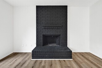 15231 Silverman St in Webster, TX - Building Photo - Building Photo