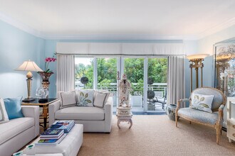 250 Bradley Pl in Palm Beach, FL - Foto de edificio - Building Photo