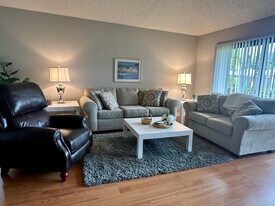 305 Club Dr in Palm Beach Gardens, FL - Building Photo