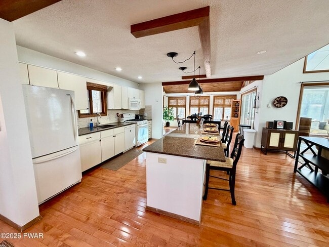 811 Paddock Ct in Hawley, PA - Building Photo - Building Photo