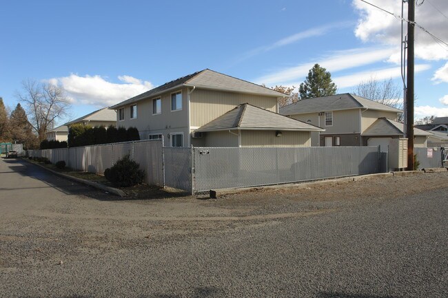 1315 S 18th Ave in Yakima, WA - Foto de edificio - Building Photo